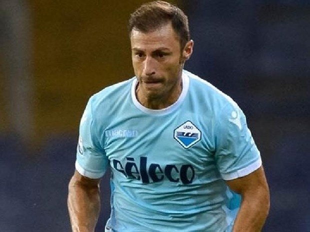 İsmail Köybaşı'nın gözden çıkarıldığı Fenerbahçe'de, sol bekte Hasan Ali'nin yanına takviye arayışları var. Gündemdeki isim ise Phillip Cocu'nun "Mutlaka kadromda görmek istiyorum" diye rapor ettiği Lazio'nun kaptanı Stefan Radu. (Fotomaç)