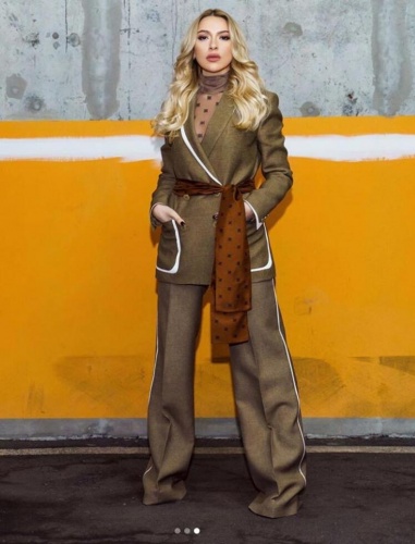 Hadise'nin Instagram hesabından yaptığı bu paylaşım kısa sürece binlerce beğeni aldı.