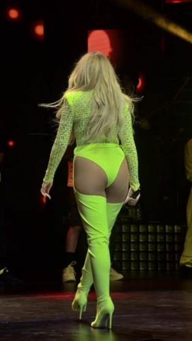 Cesur kıyafetleri ve paylaşımlarıyla adından söz ettiren Hadise 'Kalça estetiği yaptırdı' iddialarına Instagram'ın story bölümünden 'Ok Bye' notu düştüğü videoyla cevap verdi.