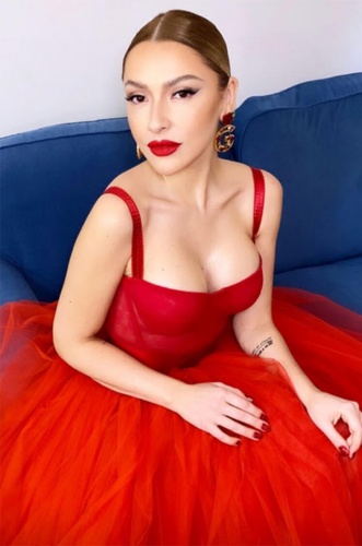 Hadise, çok konuşulan kırmızı elbisesini 25 bin TL'ye almıştı.