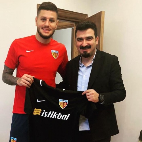 Sağlık kontrolünden geçip sonrasında imza atan Brezilyalı oyuncunun bugün takımla ilk antrenmana çıkacağı öğrenildi. Antalyaspor’da ligin ilk yarısında 15 maça çıkan Diego Angelo, 1 gol ve 2 asistlik performans göstermişti.