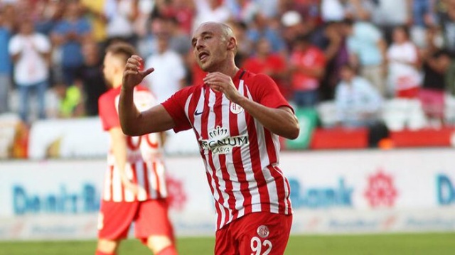 Chahechouhe bu sezon Antalyaspor’la ligde çıktığı 17 maçta 1 gol attı. 33 yaşındaki Faslı futbolcu, Süper Lig’de Demir Grup Sivasspor, Fenerbahçe, Çaykur Rizespor ve son olarak Antalyaspor formaları giymişti.
