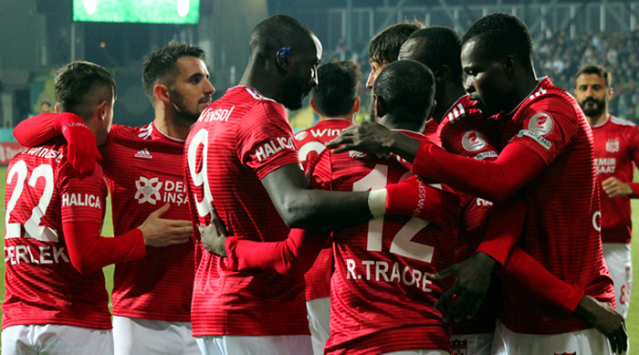 Bursa’ya gelecek Burkina Fasolu oyuncunun lisansının da bugün çıkarılacağı bildirildi. Abdou Razack Traore, Bursaspor’un TFF 1’inci Lig’de 2 Şubat Pazar günü sahasında oynayacağı Eskişehirspor maçında teknik direkör İbrahim Üzülmez’in şans vermesi halinde forma giyebilecek.