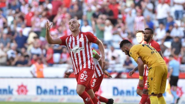 Denizlispor'da hedef Aatif
Transfer çalışmalarını sürdüren Yeşil-Siyahlılar’ın, Antalyaspor’un kadroda düşünmediği Aatif için harekete geçtiği bildirildi. Futbolcuyla temas kuran yönetimin ilk teklifi yaparak beklemeye geçtiği öğrenilirken, teknik direktör Mehmet Özdilek’in de oyuncuya sıcak baktığı kaydedildi.