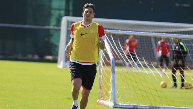 Diego Kayserispor'da
Hes Kablo Kayserispor’dan savunmaya takviye... Sarı-Kırmızılılar ligin ilk yarısında Antalyaspor forması giyen 33 yaşındaki oyuncusu Diego Angelo de Oliveira ile 6 aylık sözleşme imzaladı. Teknik direktör Robert Prosinecki’nin de onay verdiği Diego Angelo, dün sabah saatlerinde Kayseri’ye geldi.