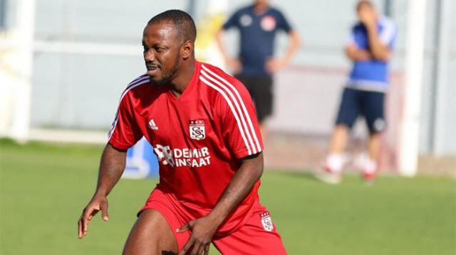 Son timsah Traore
Devre arası transfer döneminin sona ermesine az bir süre kala Bursaspor, yaklaşık bir aydır yoğun çaba harcadığı Abdou Razack Traore transferi için oyuncu ve kulübü ile her konuda anlaşma sağladı.