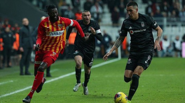 Ankaragücü'nden Adebayor bombası
Transfer tahtasını bugün açıp anlaştığı oyuncuları kadrosuna katmaya hazırlanan Ankaragücü bombayı patlattı. Sarı-Lacivertliler, Adebayor ile söz kesti. Togolu golcü ile anlaşmaya varan Başkent ekibi, transfer sıkıntısını giderdiği anda Adebayor ile bir aksilik olmazsa bugün sözleşme imzalayacak.