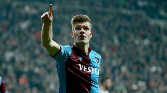 2018 yılının devre arası transfer döneminde Crystal Palace, 9 milyon Euro karşılığında Alexander Sörloth'u kadrosuna katmıştı. Büyük umutlarla transfer edilen Norveçli futbolcu, İngiliz ekibinde sadece 4 maça çıktı ve Gent'e kiralandı. Kısa süreli Gent macerasının ardından Palace'a geri dönen Sörloth, yine forma şansı bulamıyordu.
