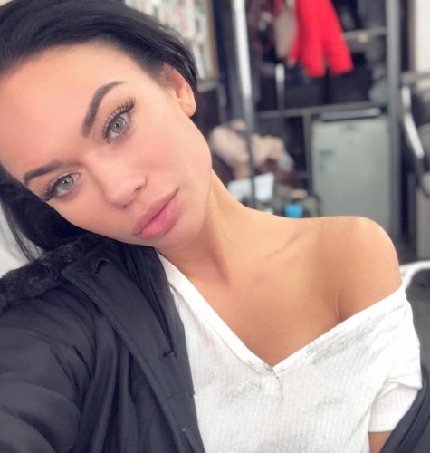Yana Koshkina da Instagram'da 750.000 takipçisine tuvalet kağıtlarıyla yaptığı kıyafetini paylaştı.