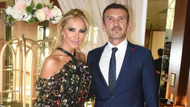 Rüştü Reçber'in son durumu hakkında eşi Işıl Reçber bilgi verdi. 

Işıl Reçber sosyal medya hesabından şu açıklamayı yaptı:

72 saatimiz zordu. İnşallah daha iyi olacağız. Gönülden bizimle olan herkese sonsuz teşekkürler, sevgiler. 

Boyut değiştirmiş, insan bünyesinin tanımadığı yeni bir virüs ile üstün yaratılmış canlının savaşı bu... Belirtileri normal soğuk algınlığı olarak görmeye ısrar etmeyin öyle ise şanslısınız, değilse vakit kaybedersiniz. 

Her şeyde olduğu gibi erken teşhis çok önemli. Boğazda, burunda günlerce takılmıyor hızlıca sevdiği bölgelere ilerliyor. Yani akciğerler ve anında hızlıca konaklıyor, çoğalıyor, zatürre başlıyor. Sonra ilk 72 saat çok kritik. Ateş günlerce saatlerce sıtma nöneti gibi soğuk soğuk. Daha önce yaşanmamış, hissedilmemiş, görülmemiş tuhaf belirtiler. Ağır halsizlik, yorgunluk, iştahsızlık. 

Gri renk ten ve dudak. Hızlı nefes alıp verme, nefes darlığı, sürekli bitmeyen, konuşturmayan öksürük, düzensiz nabız. Devlet protokolü özel ilaçlar, diğer tedavi ve cihazlar evinden ailenden uzak zorlu mücadele. 

Sevmediniz bunları belki ama ışık olsun aşama aşama yaşadıklarımız. Benim net gözlemlerimle... 

Medyatik olanlar göz önünde ama ne yazık ki hastaneler full. Herkesin ailesinden, sevdiklerinden birileri var. Her şey insanlar için. Bugün bize yarın size Allah korusun. Sakin ve evde olmaya devam.