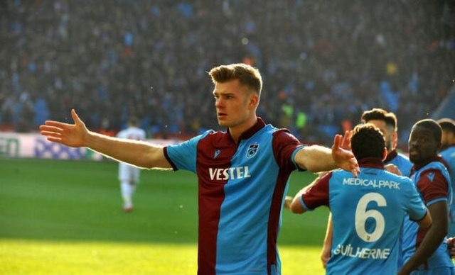 Alexander Sörloth
Sezon başı Trabzonspor'un 2 yıllığına kiraladığı Sörloth'un ismini ilk duyan herkes google aramalarına başlamıştı ve 24 yaşındaki futbolcunun kim olduğunu merak ediyordu. Geçen sezon sadece 6 kez ağları sarsan Sörloth'un transferi sonrasında camiada soru işaretleri oluşmuştu. Ancak 24 yaşındaki futbolcu kısa sürede gösterdiği performansla bu eleştirileri ortadan kaldırdı, herkesi kendine hayran bıraktı.