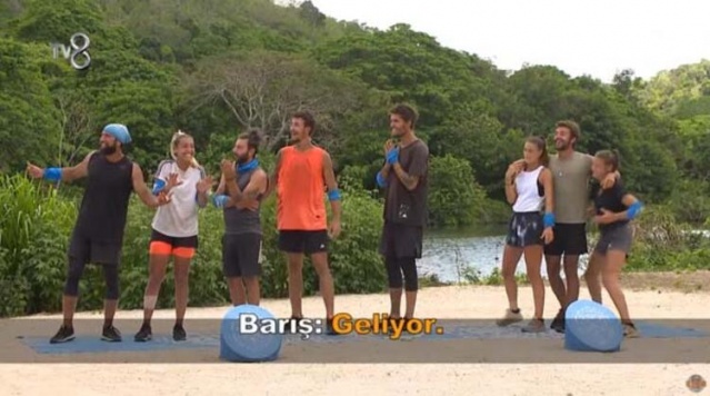 Survivor yeni bölümünde iki takım büyük ödül için yarışacak. Bir villaya gidecek olan ve annelerinin yaptıkları yemekleri yiyecek olan yarışmacılar için bu ödül sevindirici oldu. Fakat Gönüllüler takımında bu sevinç çok uzun sürmedi.
