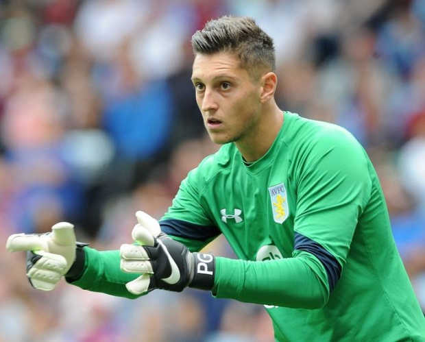 Pierluigi Gollini
2012 yılında Manchester United'ın altyapısına katılan İtalyan eldiven, Sir Alex Ferguson'ın gözüne giremeyince ülkesine dönmüş ve Serie B ekiplerinden Verona'nın yolunu tutmuştu. Verona'daki performansıyla göz kamaştıran genç kaleci, 5 milyon Euro karşılığında Aston Villa'ya transfer olmuş ve İngiltere'ye geri dönmüştü.
