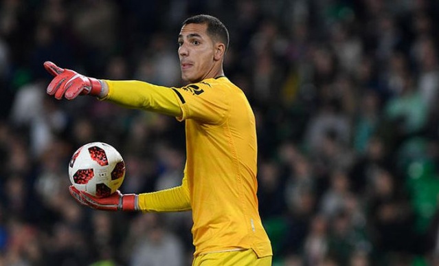 Joel Robles
Everton'ın 2013 yılında 4 milyon Euro karşılığında transfer ettği Joel Robles, İngiltere'ye uyum sağlamakta güçlük çeken isimlerden birisi olarak akıllarda kaldı. Ağustos 2013 ve Mayıs 2018 arasında Merseyside ekibinde 67 maça çıkan İspanyol eldiven, Temmuz 2018'de Betis'e transfer oldu. İspanya'da kendisine gelen Robles, ilk sezonunda 19, ikinci sezonunda 27 maçta kalede yer aldı.