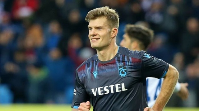 Bu sezon Bordo-Mavili forma ile 39 maça çıkan ve 25 gol, 6 asistle oynayarak kariyerinin en parlak dönemini geçiren yıldız oyuncu, şimdiden Avrupa devlerini peşine taktı.