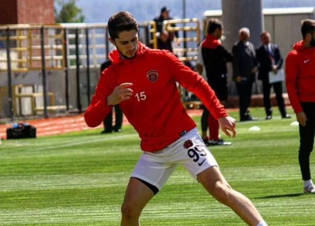 İsmail Yüksek | Fenerbahçe
Fenerbahçe'de görevden ayrılan teknik direktör Ersun Yanal'ın yerine hoca arayışları devam ederken, sarı-lacivertli yönetim transfer için düğmeye bastı. Sarı Lacivertli ekibin TFF 3. Lig ekibi Gölcükspor'da forma giyen 1999 doğumlu İsmail Yüksek'i transfer listesine eklediği iddia edildi.