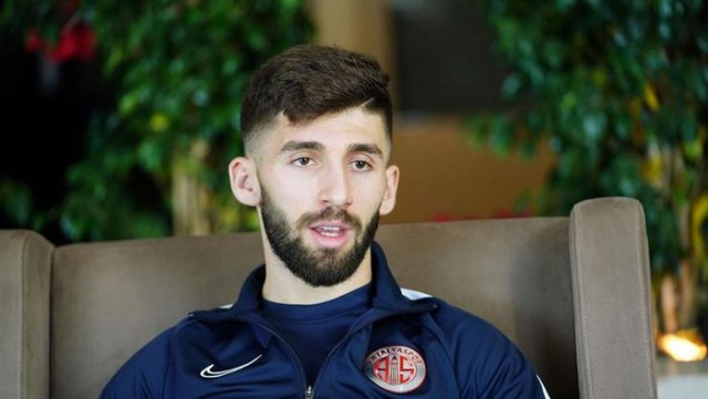 Doğukan Sinik | Fenerbahçe
Antalyaspor’un başarılı futbolcusu Doğukan Sinik, Türkiye’de en beğendiği futbolcunun Emre Belözoğlu olduğunu ve onunla aynı takımda forma giymek istediğini söyledi.