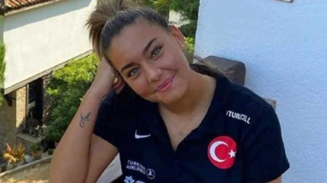 Survivor 2020 Ünlüler takımı yarışmacısı Aycan Yanaç’ın moralinin bozuk olması sebebinin aldığı bir haber olduğu öğrenilmişti.