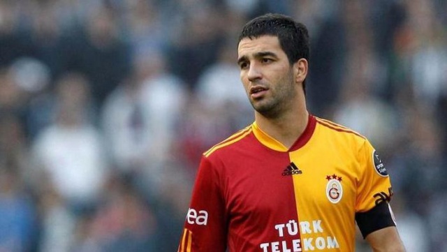 Arda Turan Galatasaray'a geri dönüyor
Galatasaray'da şu an boşta olan eski oyuncusu Arda Turan'ın yuvaya geri dönmesine kesin gözüyle bakılıyor.