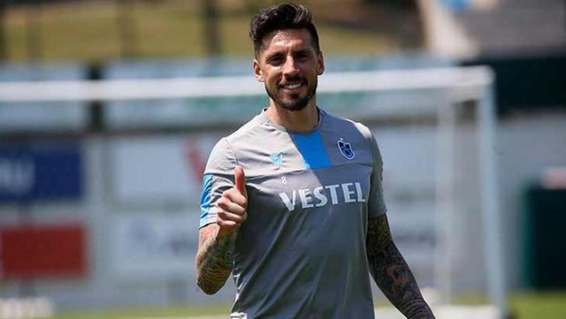 Jose Sosa sözleşme yeniliyor
Jose Sosa'ya Trabzonspor 1 yıllık sözleşme teklif etti. Sosa ise uzatma hakkının kendisinde olması şartıyla 1+1 istedi. Tarafların sezon sonunda bir kez daha masaya oturacakları öğrenildi.