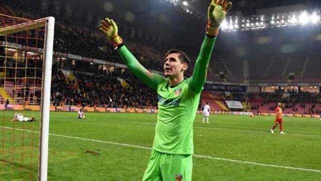 Silviu Lung Beşiktaş'a doğru
Kayserispor'la olan sözleşmesi sezon sonunda bitecek olan başarılı kaleci Silviu Lung için yapılan görüşmelerde bir sorun olmadığı ve tarafların el sıkışmak üzere olduğu bildirildi.