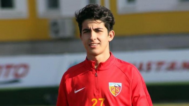 Mehmet Eray Özbek Beşiktaş'ı açıkladı
Süper Lig ekiplerinden Hes Kablo Kayserispor’da forma giyen 17 yaşındaki orta saha oyuncusu Mehmet Eray Özbek Beşiktaş'ın kendisine olan ilgisini de doğruladı.