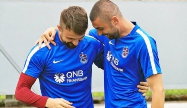 '1 gün bile futbolda çok uzundur'
Burak Yılmaz ile Onur Kıvrak'ın ayrılmaları ile ilgili gelen soruya ise ''1 gün bile futbolda çok uzundur. Şu an bu iki oyuncumuz kadro dışı bırakıldı ve çalışmalarını ayrı yapıyor. Bu ilk defa yaşanan bir hadise değil'' cevabını verdi.

'Cezadan dönüp takımına sahip çıkan isimler de var'
Böyle ceza alıp sonrasında takımının en çok mücadele eden ve takımına sahip çıkan isimler de olmuştur. Bize göre genç sayılabilecek kardeşlerimiz hata yapmış olabilir, ilerleyen dönemde değerlendireceğiz.