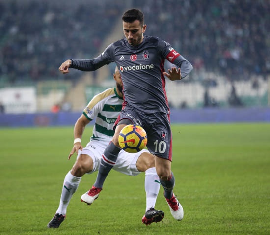 Oğuzhan'ın Beşiktaş döneminde kendini çok geliştirdiği belirtilerek Siyah-beyazlı ekibin lider oyuncusu haline geldiği vurgulandı.