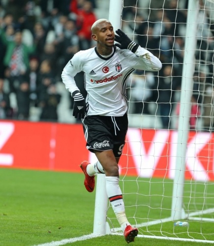 Genç futbolcunun temsilcisi Carlos Leite ise konuyla ilgili Portekiz basınına açıklamalar yaptı. Leite, Talisca sözleşme imzalamaya zorlandığını söylemesinin yanlış olduğunu belirtti.