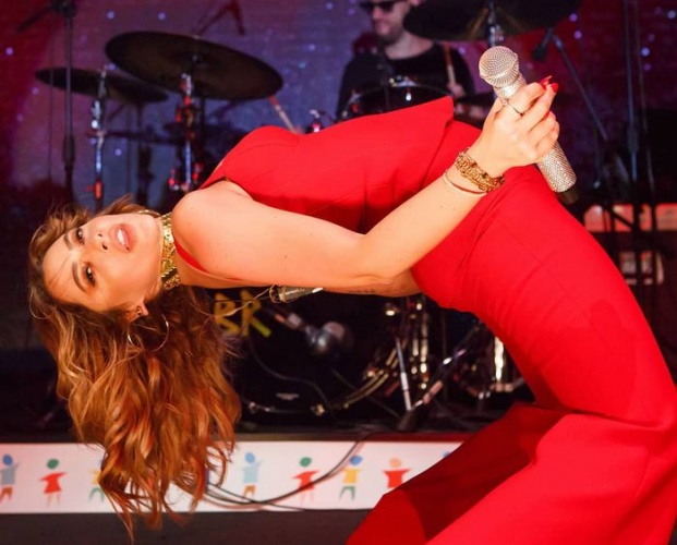 Doğal Hadise!
8.6 milyon takipçisi olan Hadise Instagram hesabından esprili paylaşımlarına devam ediyor.
