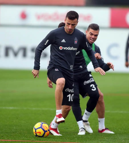 Oğuzhan
Beşiktaş'ın yeni sözleşme yaptığını Oğuzhan için transfer stratejisi hazırlanıyor. Beşiktaş'ın Cenk Tosun'dan sonraki en büyük satış potansiyelleri arasında gösterilen Oğuzhan için 25 milyon euroluk bonservis bedeli belirlendi.