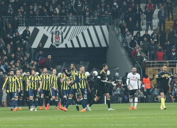 Araya girdim ve kendisine hafifçe dokundum. Fakat Tolgay kendini yere attı.