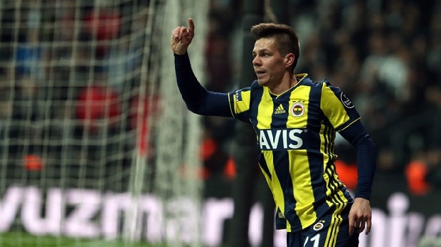 Kadrosunda önemli bir rotasyona mecbur olan Fenerbahçe, üç yıldızından elde edilecek gelirle yeni bir takım planlıyor. Beklenen rakam 35 milyon euro civarında. Elif Elmas'tan 20 milyon euro bonservis geliri hedefleyen yönetim, Miha Zajc ile Jailson'u da satış listesine koydu. Jailson'a İspanya'dan, Zajc'a ise Rusya'dan talip çıkarken oyuncu başına bahsedilen rakam 8 milyon euro. (Türkiye)