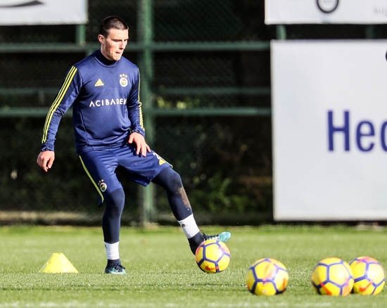 ELJİF ELMAS
Büyük umutlarla transfer edilen genç isim son olarak Beşiktaş genç takımıyla yapılan maçta rakibine sportmenliğe aykırı hareketi nedeniyle kadro dışı kalmıştı. Gelişmesi ve olgunlaşması için kiralık gönderilecek.