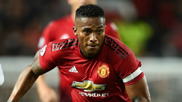 Şampiyonlar Ligi’nde güçlü bir kadro ile mücadele etmek isteyen Galatasaray’a yıllardır peşinde olduğu, tanıdık bir yıldız önerildi. Manchester United ile sözleşmesi biten 33 yaşındaki oyuncu yıllık 2.7 milyon Euro net maaşa ‘evet’ demeye hazır. (Fanatik)