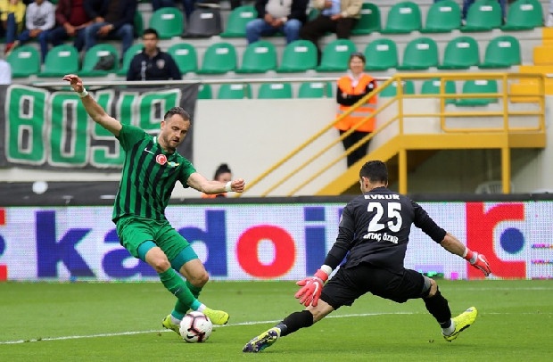 Ertaç Özbir- Malatya
Yeni Malatyaspor`un kalecisi Ertaç Özbir`in sözleşmesi sona erdi. Karius`un yedeğini arayan Beşiktaş Ertaç`ın peşinde.