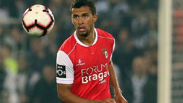 Beşiktaş Yönetimi, savunma hattını güçlendirmek için düğmeye bastı. Stoper bölgesinde rotayı son olarak Portekiz ekibi Braga’nın Brezilyalı oyuncusu Pablo Santos’a çeviren Siyah- Beyazlılar, Başakşehir’in tecrübeli sağbeki Çaiçara için de girişimlerde bulunuyor. (Fanatik)