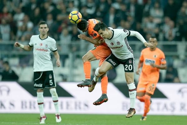 Kararmış gözler - Atilla Gökçe (Milliyet)
Gergin ve istekli bir Beşiktaş izledik. Siyah-beyazlılar, Süper Lig’in bitişine yaklaştıkça maçı kazanmak için daha çok emek ve enerji harcıyor ama, aynı biçimde top kayıpları ve savunmayı önemsemiyordu.

Oyunun adı “ Gözü Kararmışların Gösterisi “ olabilirdi.
Gözünü karartmak, işe atılırken hiçbir şeyden çekinmeden, sadece işi bitirmeye yönelik kararlılık göstermek anlamına geliyor. Beşiktaş dün o nedenle gözünü kararttı. Sadece golü düşünerek içgüdüsel bir hücum gösterisine girişti. 

Cezalı Quaresma’nın yokluğunda bu oyunu oynamak o kadar kolay değildi. Yine de fazla zorlanmadılar. Gökhan Gönül kanat bindirmelerinde fazlasıyla sorumluluk üstlenip etkinlik gösterirken önündeki adamlar sıkça değişti... Talisca, Babel... Hatta Oğuzhan. Aslında dört hücumcu, kanat, merkez ayrımı yapmadan küçük varyasyonlarla maçı taşıdılar. Babel ve Talisca golü arayan en istekli ayaklardı. Oğuzhan da goldeki asisti ve yaratıcı katkısıyla oynadı. Ancak devamlılığı yoktu. Zaten ilk yarının en  önemli iki hareketi (şut ve gol) onlardan geldi. Bir de Negredo’nun Talisca’ya attığı harika aşırtma pas var.  Brezilyalı topla buluştu ama, golü atamadı. 

Negredo her zamanki gibi iyi niyetli, koşan, araştıran ve oynayan bir santrfor. Ama şut ve golden oldukça uzak.  En az üç yıldır golcüleriyle (Demba Ba, Gomez, Aboubakar ve hep Cenk Tosun) vurup kazanan Beşiktaş, bu yıl henüz Vagner Love ve Negredo’dan beklenen verimi alamıyor.

Gözü kara futbolun  asıl heyecanı Beşiktaş’ın umulanın üstünde (özellikle Tolgay) top kaybetmesiydi. O nedenle savunmayı çok ihmal ettiler. Alanyaspor kendi yarı alanında ikili mücadelelerden, isabetsiz paslardan kazandığı toplarla çok akıllıca kontralara çıktı. Emre Akbaba, takımın lideri...  

Oyunu hücuma yönlendirirken sağda Efecan’ı, solda Fernandes’i    merkezde Mbilla’yı çok iyi besledi.  Mesut Bakkal’ın  takımı maçın tamamını ezilmeden, kişilikli bir mücadele ile oynadı. Dahası, en az Beşiktaş kadar pozisyon yakaladılar. Beşiktaş’ın merkezinde Tolgay ve Atiba ortalamanın üstüne çıkamadılar. Özellikle kontralarda bastırıp top kazanma alışkanlıklarını unutmuş gibiydiler. Beşiktaş savunmasında Pepe ile Tosiç nihayet yeniden oynamaya başladı. Fabri’nin de başarısıyla Alanya ataklarını önlemeyi becerdiler.
Barış Şimşek güvenilir bir hakem. Tek talihsizliği Trabzon bölgesinden gelmesi. Tecrübeli, kuralları iyi bilen ve uygulayan karakteri var. Dünkü faul kararları ve kartları, futbolcuları ikna etmedi. 

Oyun kalitesine katkı da sağlayamadı Barış Şimşek. Yardımcısının “acullukla” kaldırdığı bayrak, Beşiktaş atağında yanlış ofsayt kararına dönüştü. 

Neyse ki vahim hatalar yapmadan maçı bitirdi.
Bu arada Atiba, Oğuzhan ve Tolgay’ın sarı kartlarla Göztepe maçında cezalı duruma düşmeleri bu maçı “Pirus Zaferi”ne çevirdi. Şenol hoca maçı kazandığına mı sevinsin, yoksa üç adamı kaybettiğine mi yansın? Karar sizin!