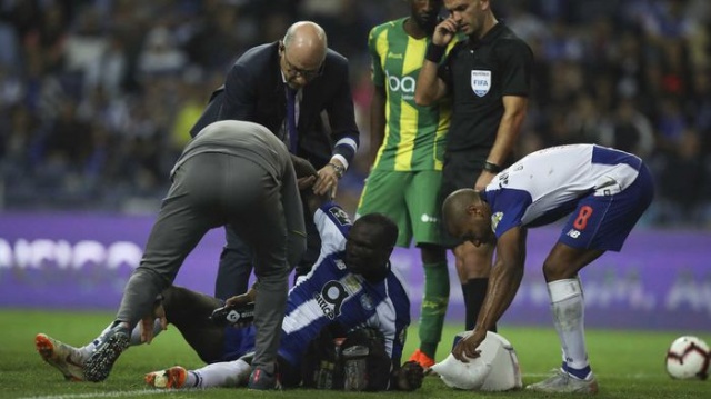 Lonjon, Galatasaray'ın golcü futbolcu için kiralama teklifinde bulunduğunu ancak Porto kulübünün oyuncusunu ancak uygun bir bedel karşılığında satmayı düşündüğü için bu teklifi reddettiğini yazdı.

Sözleşmesi 2021 yazında sona erecek olan Kamerunlunun güncel piyasa değeri, geçtiğimiz sezon sakatlığı nedeniyle aylarca sahalardan uzak kaldığı için 15 milyon euro'ya kadar düşmüştü.