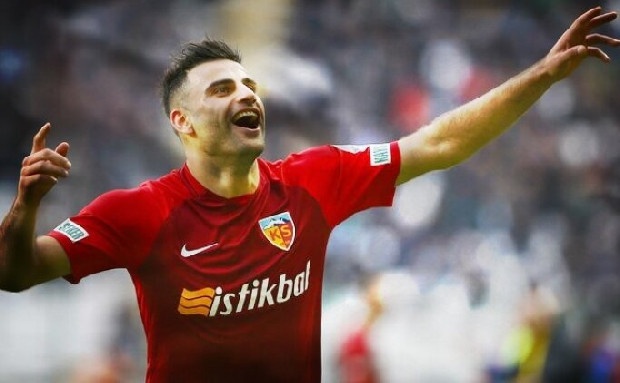 Transferdeki sessizliğini bozmaya hazırlanan Beşiktaş, Kayserispor’un millî futbolcusu Deniz Türüç için harekete geçti. Teknik direktör Abdullah Avcı’nın da çok istediği öğrenilen 26 yaşındaki oyuncu için Jeremain Lens’ten vazgeçildi. Siyah-beyazlılar, Galatasaray ve Fenerbahçe’nin de kadrosuna katmak istediği yıldız futbolcu için Hollandalı yıldızını takasta kullanmak istiyor. Kayserispor’a yapılan sözlü teklifte takımla 2022 yılına kadar sözleşmesi bulunan Lens’in yıllık ücretinin bir bölümünün karşılanabileceği belirtildi. Geçtiğimiz sezon ligde forma giydiği son 13 maçta sadece bir golün asistini yapabilen Lens’i gözden çıkaran Beşiktaş, Kayserispor’dan gelecek cevabı beklemeye geçmiş durumda. (Türkiye)