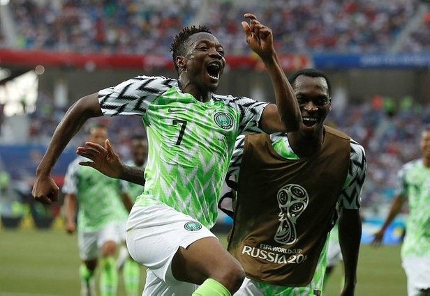F.Bahçe süpriz bir atak yaptı... Sarı-Lacivertliler, Suudi Arabistan ekibi Al Nassr forması giyen 26 yaşındaki forvet Ahmed Musa'nın peşine düştü. Arabistan'da mutsuz olan yıldız oyuncuyla ilk teması kuran Sarı- Lacivertliler transferi bitirmek için bastırıyor. (Takvim)