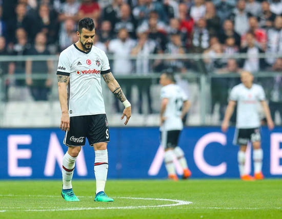 LİGDE ANCAK 7 GOL KAYDETTİ
Beşiktaş'ta sakatlığı nedeniyle sezonu kapatan Negredo ligde ancak 7 gol attı. İspanyol oyuncu G.Saray önünde kaçırdığı gol nedeniyle büyük tepki almıştı.