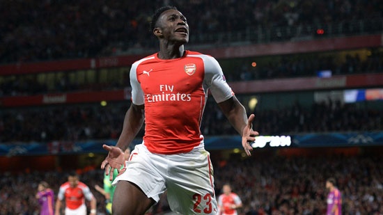 Fatih Terim onu gözüne kestirdi: Danny Welbeck
Şampiyonlar Ligi’nde başarı hedefleyen Galatasaray, hücum bölgesini güçlendirmek için yoğun çaba harcıyor. Sarı-kırmızılılar, finansal nedenlerden dolayı Gomis’in satılma ihtimaline karşılık, Arsenal’in golcüsü Danny Welbeck’i gündemine aldı. Galatasaray’ın alternatif ismi ise Wesley Moraes.

Şampiyonlar Ligi’nde gruptan çıkmak adına iyi bir kadro oluşturmayı hedefleyen Galatasaray’da ilk hedef forveti güçlendirmek. UEFA Finansal Fair play anlaşması nedeniyle Gomis’i satma planları yapan sarı-kırmızılılar, Fransız futbolcunun ayrılma ihtimaline karşılık B planını hazır tutuyor. Gomis satılmazsa dahi, alınacak iyi bir golcüyle hücum hattı güçlendirilmiş olacak.

Gündemine bir çok oyuncu gelen Galatasaray’ın, son olarak İngiltere Premier Lig ekiplerinden Arsenal’in forveti Danny Welbeck ile ilgilendiği öğrenildi. 1 yıllık sözleşmesi kalan Welbeck için önce satın alma, olmazsa kiralama teklifinde bulunacak olan sarı-kırmızılılar, Arsenal’in yeni teknik direktörü Unai Emery’nin futbolcu ile ilgili karar vermesini bekleyecek.

Futbol hayatına Manchester United alt yapısından A takıma çıkarak başlayan Welbeck, Preston ve Sunderland’e kiralanmasının ardından Manchester ekibinde başarılı yıllar geçirdi. Ardından 2014 yılında 20 milyon Euro bedelle Arsenal’e transfer olan 27 yaşındaki futbolcu, inişli çıkışlı bir grafik çizdi. Santrafor olarak görev yapan Welbeck, geçtiğimiz sezon 43 maça çıkarken, 10 gol ve 2 asiste imza attı.

DİĞER ADAY WESLEY
G.Saray’ın gol bölgesindeki alternatifi ise Club Brugge takımının genç golcüsü Wesley Moraes oldu. Corriere dello Sport’un haberine göre Lazio da genç golcüyü istiyor. Lazio’nun 7 milyon Euro teklif ettiği Moraes için Belçika ekibinin 10 milyon Euro istediği yazılırken, G.Saray’ın da futbolcu için devreye girdiği ifade edildi. 21 yaşındaki Brezilyalı santrfor, son sezonunda adından sıkça söz ettirmişti. (Yenişafak)