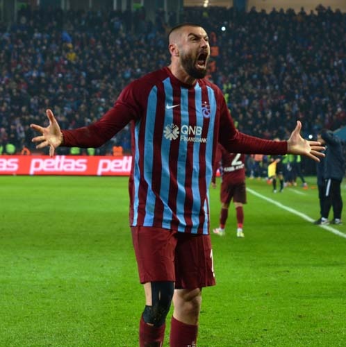Bu arada Ünal Karaman’ın da yüreği ferahlamıştır. Tribün baskısı ile Burak üzerine kurulu sistem mi, dört haftadır oturtmaya çalıştığı Rodallega’lı tarz mı ikileminden kurtulup, boş işlere kafa yormayacaktır artık!"