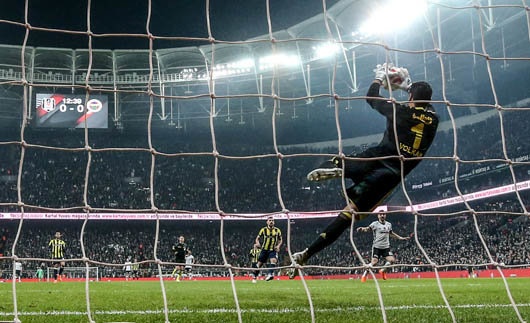 Buna göre Aykut Kocaman, Volkan Demirel'e sezonun kalan bölümünde ilk 11'de görev vermeyi düşünmüyor...
