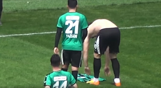 Beşiktaş, Eskişehirspor, Trabzonspor, Elazığspor, St. Gallen, Sivasspor gibi takımlarda oynayan Batuhan, golü attıktan sonra formasını çıkardı.