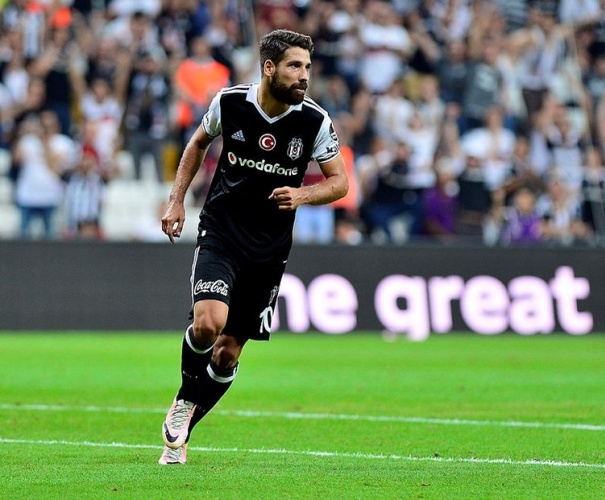 3- Olcay'la imzalanan sözleşme 2017 yılının ocak ayı olmasına karşın, Trabzonspor tarafından Beşiktaş'a ödenecek 200 bin Euro'luk bonservis bedelinin ödeme tarihi niçin 2019 yılının Ocak ayı olarak belirlendi?

4- Olcay'ın bu transferinde ağabeyi Osman Şahan'a 500 bin Euro menajerlik ücreti verildiği resmi kayıtlara geçmesine karşın, bu komisyon daha sonra Trabzonspor kulübünün içinden ve dışından birileriyle paylaşıldı mı?

5- Ahbap-çavuş usulü yapılan bir transferde bile Trabzonspor'un kasasından 500 bin Euro menajerlik ücreti çıkartılması hiç kimsede rahatsızlık yaratmıyor mu?