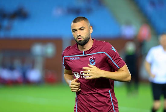 BEDAVAYA HiÇ BiR YERE GiDEMEZ
Bordo-Mavililerin kadro dışı bıraktığı Burak Yılmaz konusunda Trabzonspor yönetimi de katı bir tutum sergiliyor..Karadeniz ekibinin yetkililerinin, "Alacaklarını bırakmazsa 5 milyon euro'dan aşağı bir bonservis bedeline kendisini bırakmamız söz konusu değil" görüşünde ısrarcı olduğu ifade edildi. 

(Fotomaç)