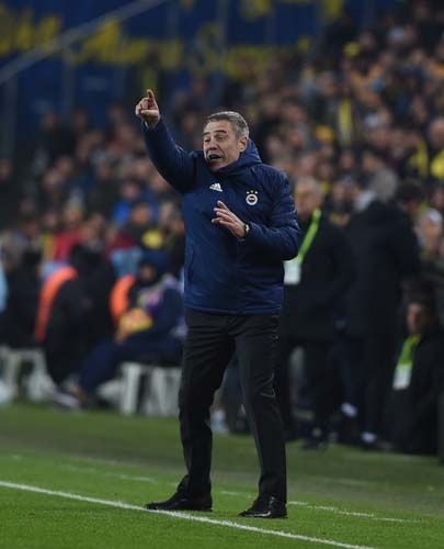 Fenerbahçe teknik direktör Ersun Yanal'ın yedek kulübesindeki hareketi dikkat çekti.