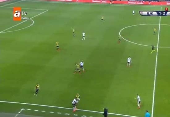 Ardından yedek kulübesi ve Fenerbahçeli futbolcuların itirazları geliyor...